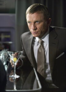 James Bond com taça de Dry Martini