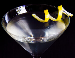 Dry Martini com limão, vista superior