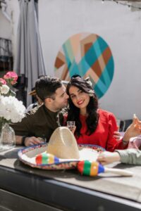 Como fazer margarita, casal em ambiente mexicano